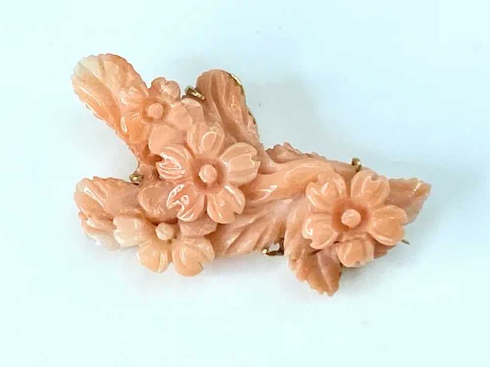 Vintage carved coral flower brooch 14K gold - image 7