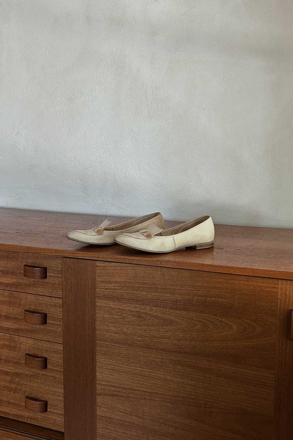 1950's CREAM SUEDE POINTED TOE LOAFERS | SIZE 7.5 - image 1