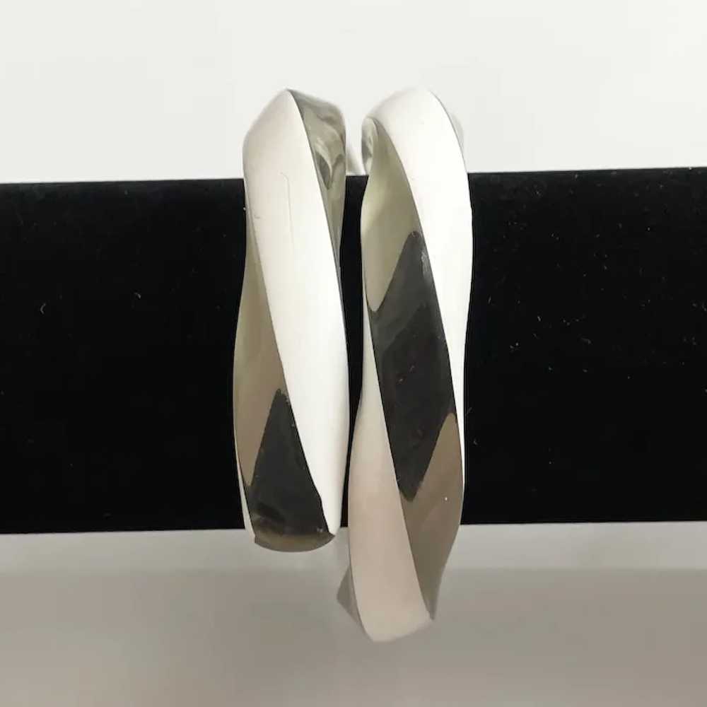 Clear & White Lucite Twist Bangle Bracelet Vintag… - image 3