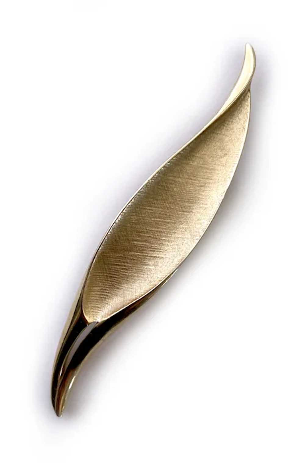 Trifari Large, Wavy Golden Feather Brooches, Set … - image 9