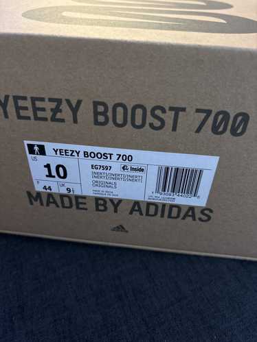 Adidas × Yeezy Season Yeezy 700