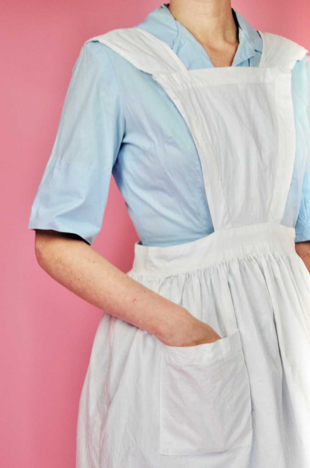 Vintage White Pinafore Style Apron with Tie Back … - image 10