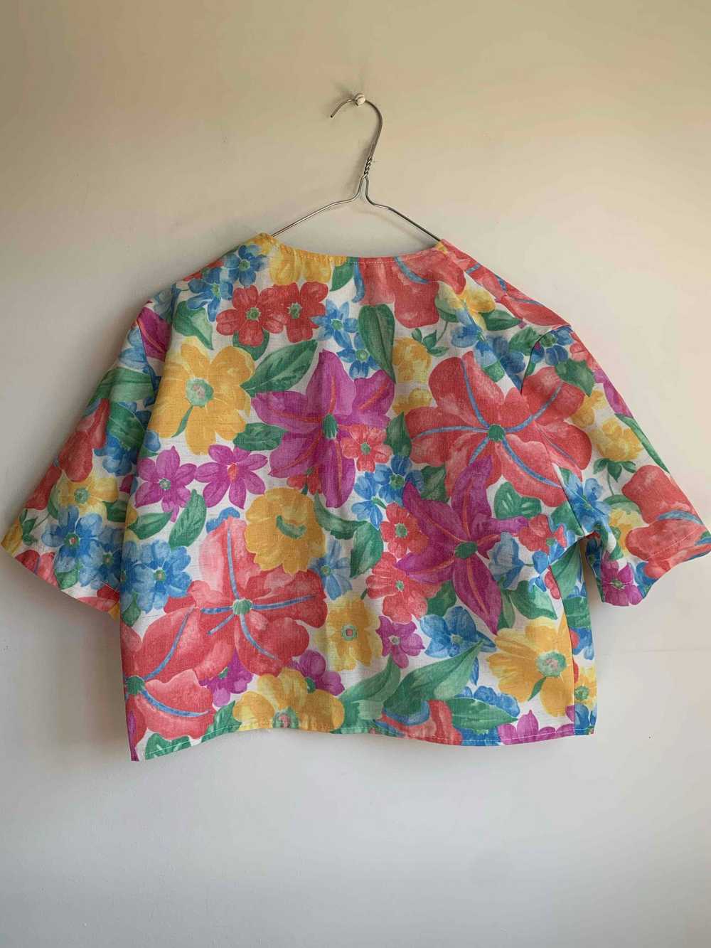 Veste courte à fleurs - image 2