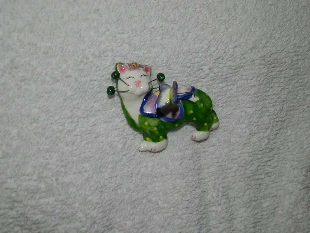 Super Cute Ceramic Kittie Cat Butterfly Brooch Fu… - image 2