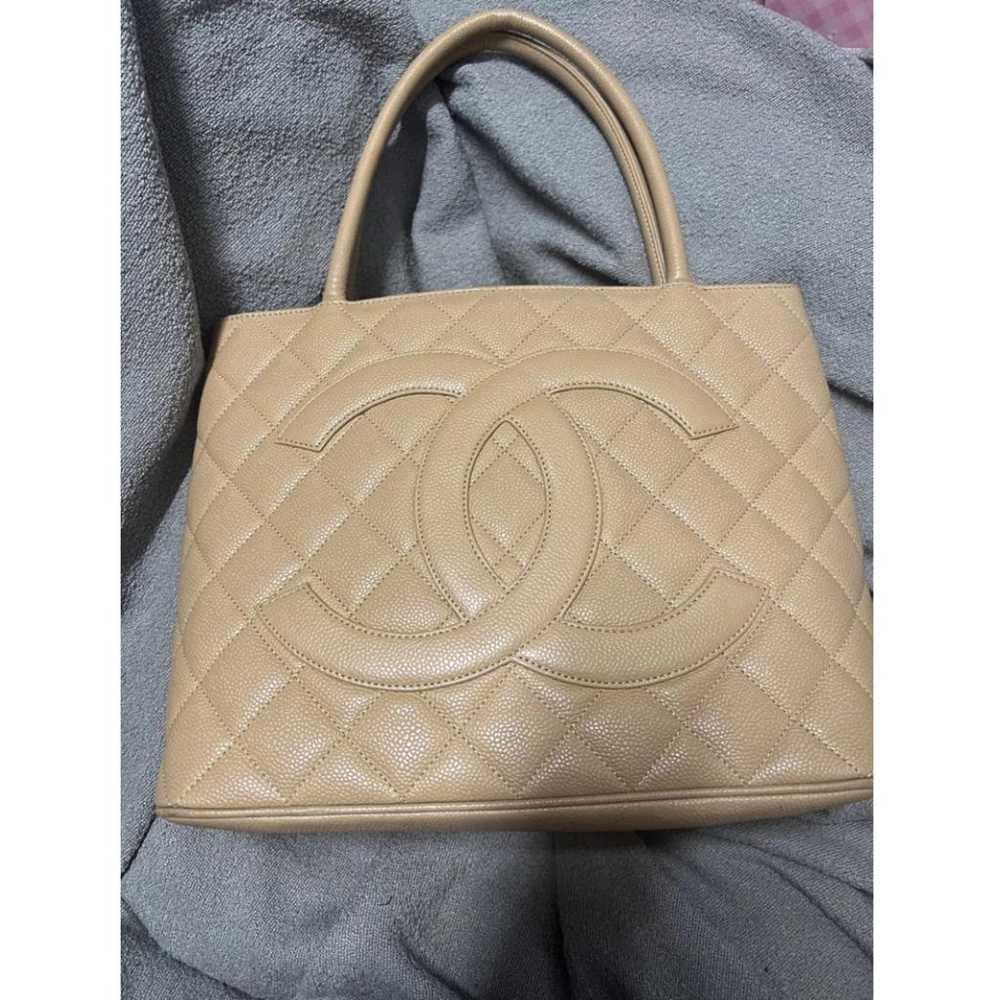 Chanel Médaillon leather handbag - image 2