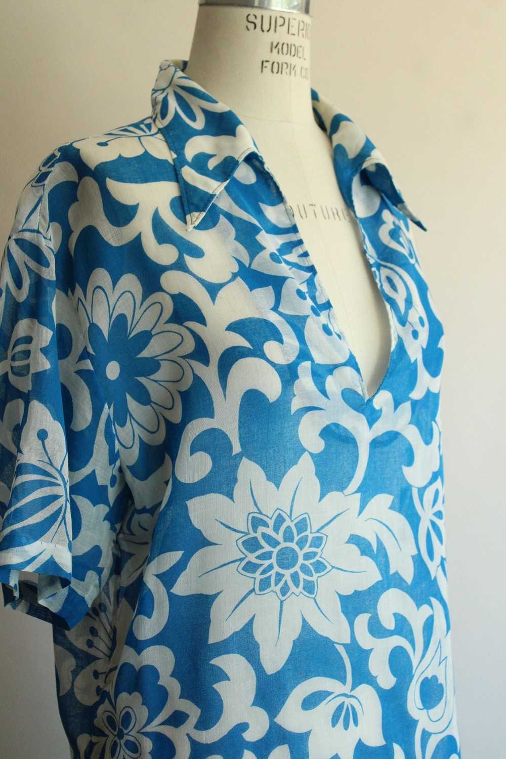 Vintage 1970s Hoaloha Hawaiian Shirt in Blue and … - image 4