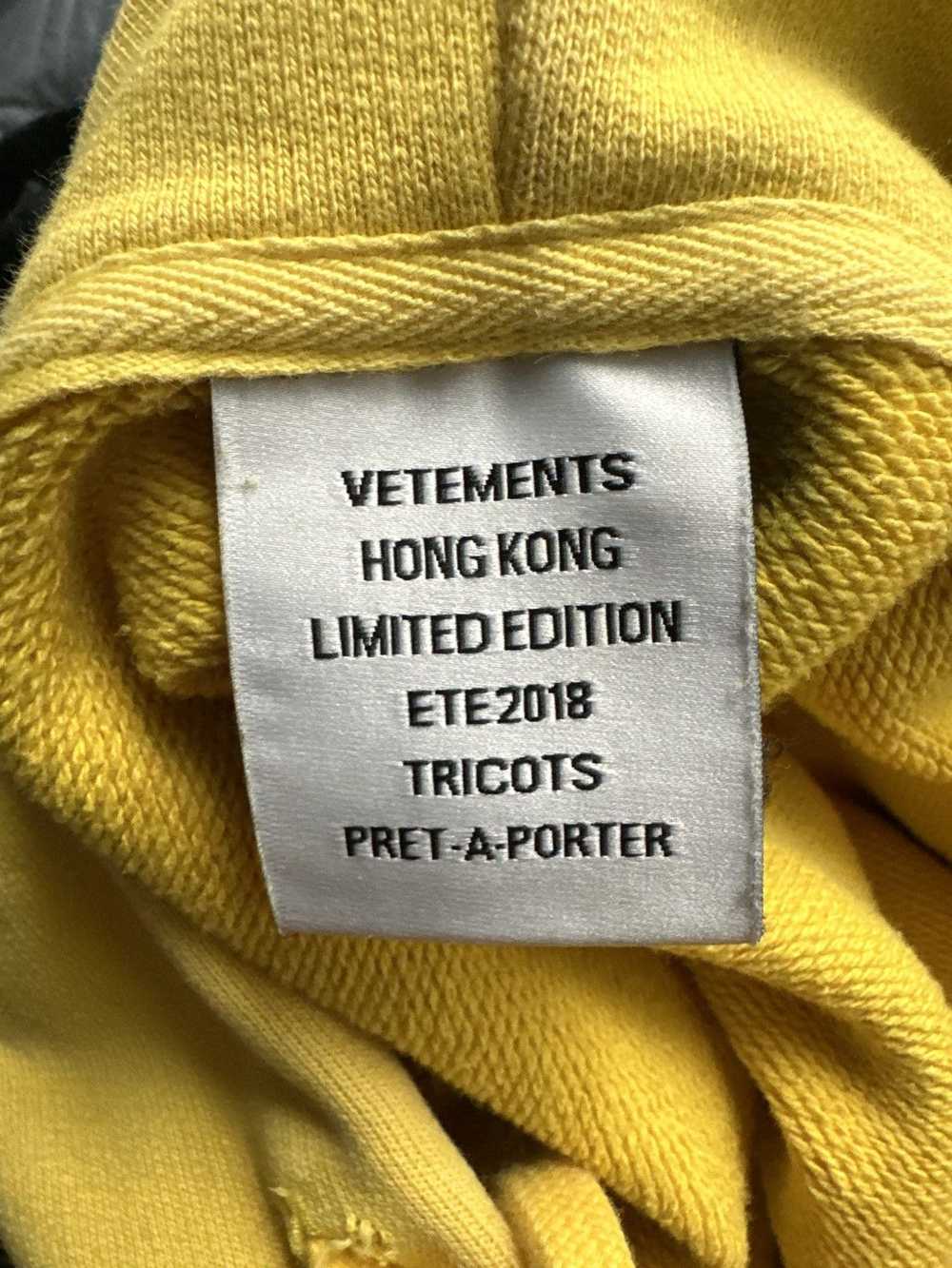 Dhl × Umbro × Vetements Vetements SS18 Umbro DHL … - image 3