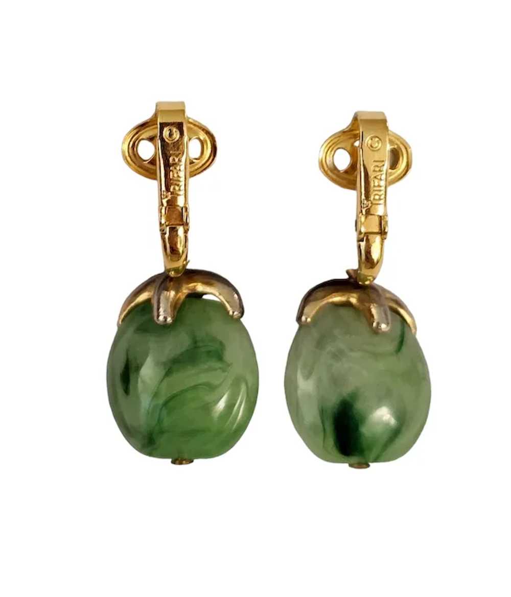 Trifari Gold Tone Green Marbled Resin Lucite Dang… - image 7