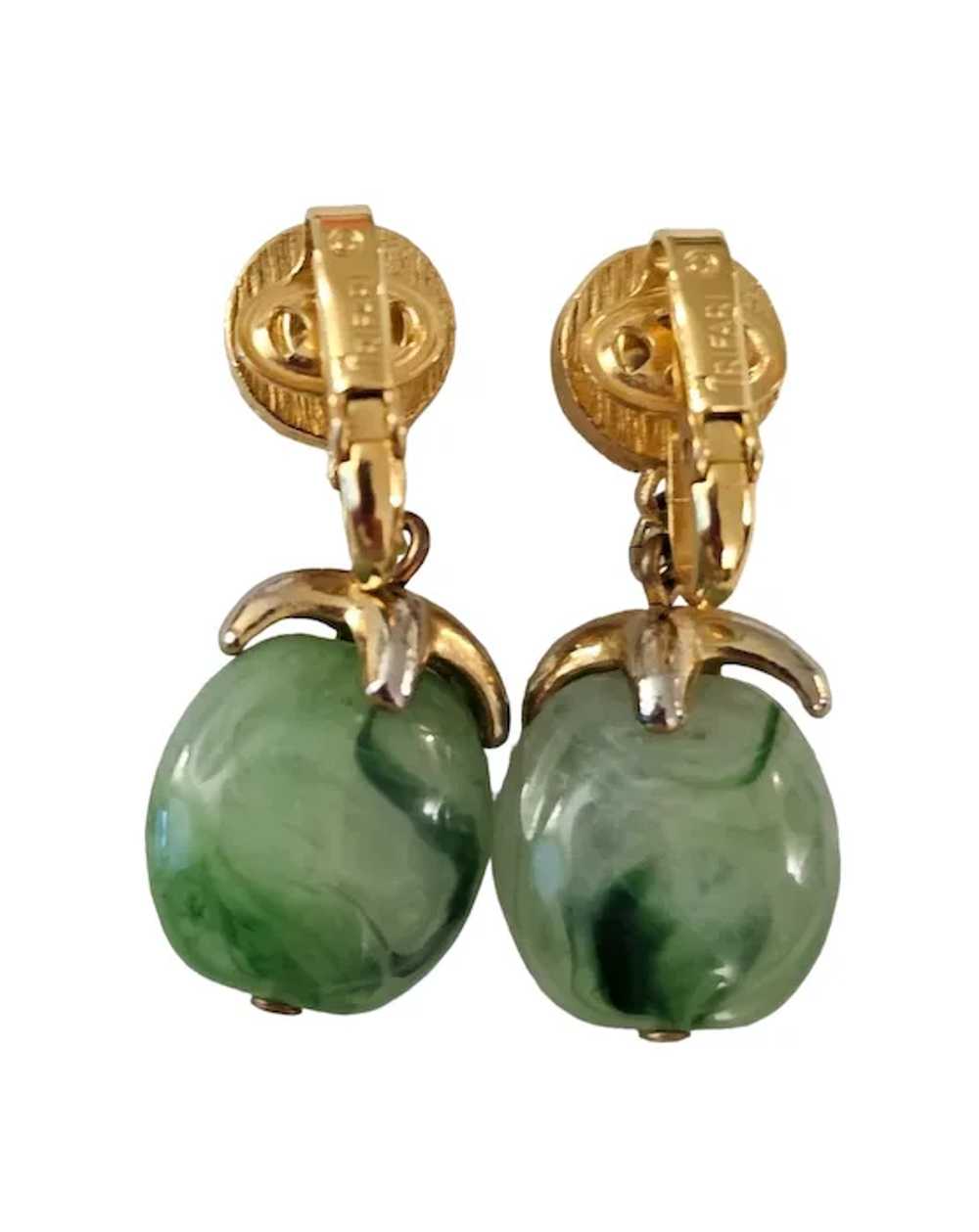 Trifari Gold Tone Green Marbled Resin Lucite Dang… - image 8