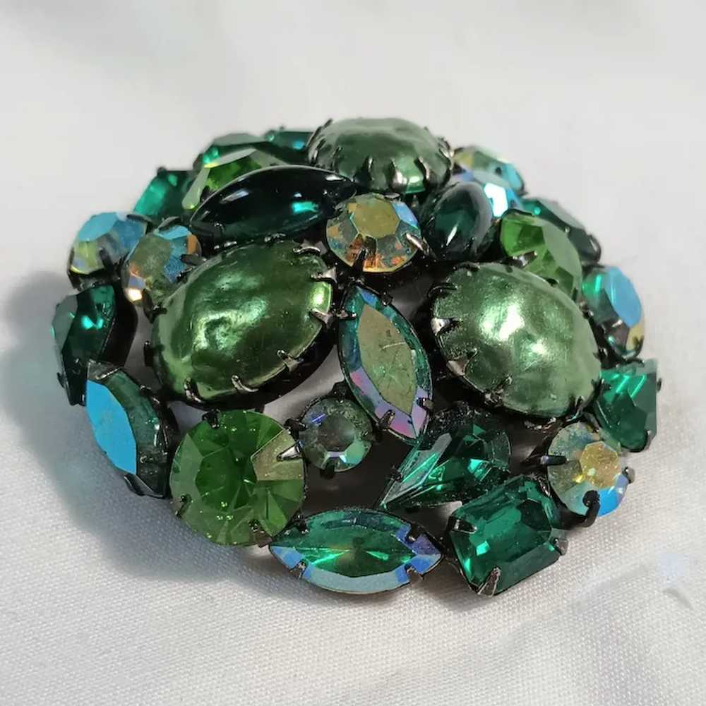 Unsigned Regency brooch green rhinestone glass ca… - image 2