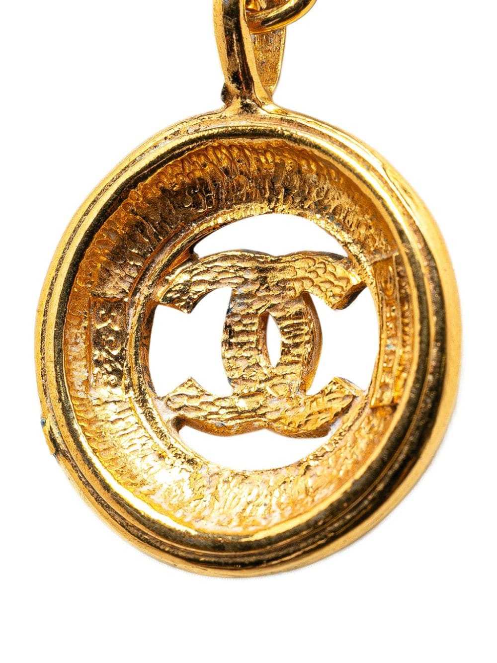 CHANEL Pre-Owned 1970-1980 Gold Plated CC Round P… - image 2