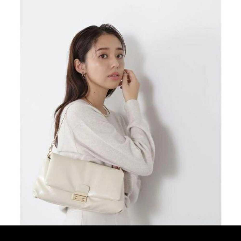 Patent Puffy Shoulder Bag (NATURAL BEAUTY BASIC) - image 2