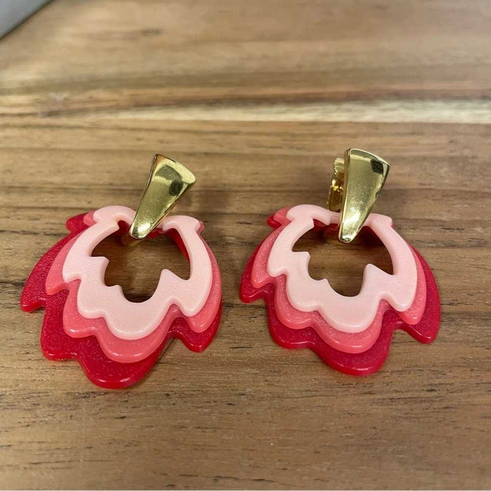 Vintage 1980s Pink & Gold Plastic Clip On Earring… - image 1