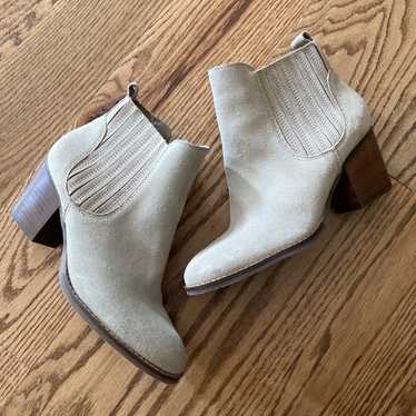 7.5 Crown Vintage Cindy suede zip ankle boots - image 1