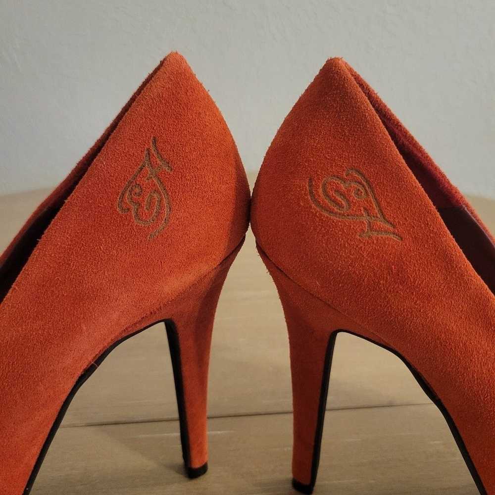 Ed Hardy Vintage Brick Red Suede Pumps Sz 9 - image 8