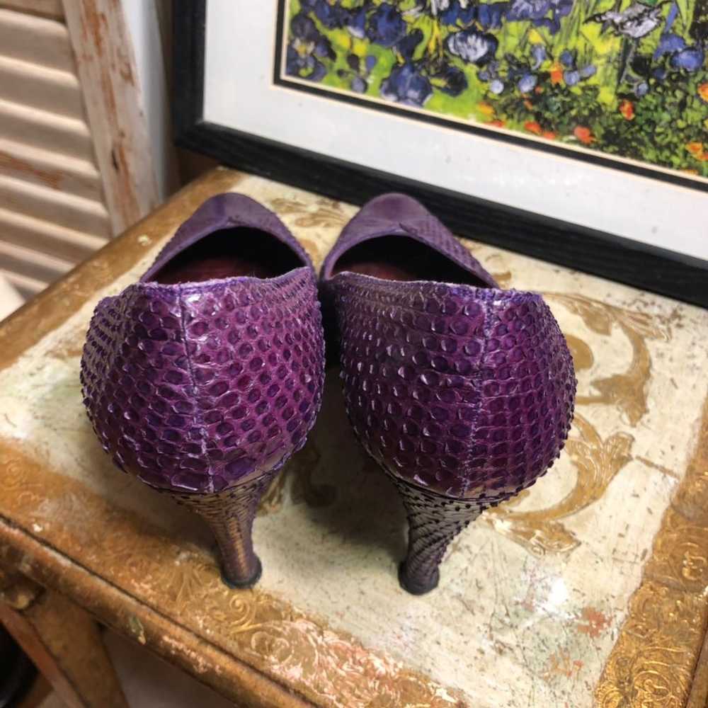 7.5-VINTAGE STUART WEITZMAN PURPLE PUMPS - image 12