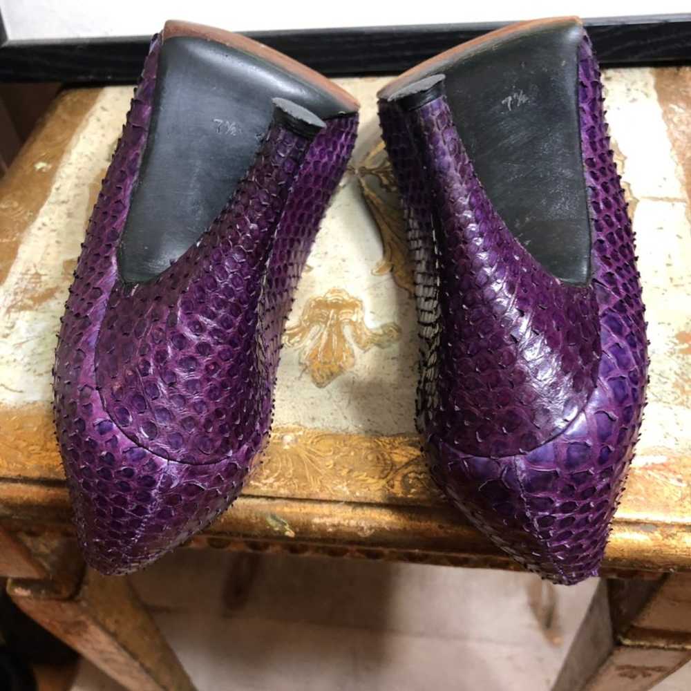 7.5-VINTAGE STUART WEITZMAN PURPLE PUMPS - image 7