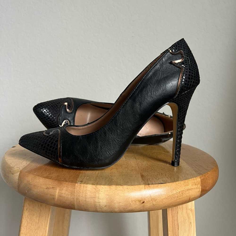 Vintage Cato Black and Gold Pumps Size 8M - image 1