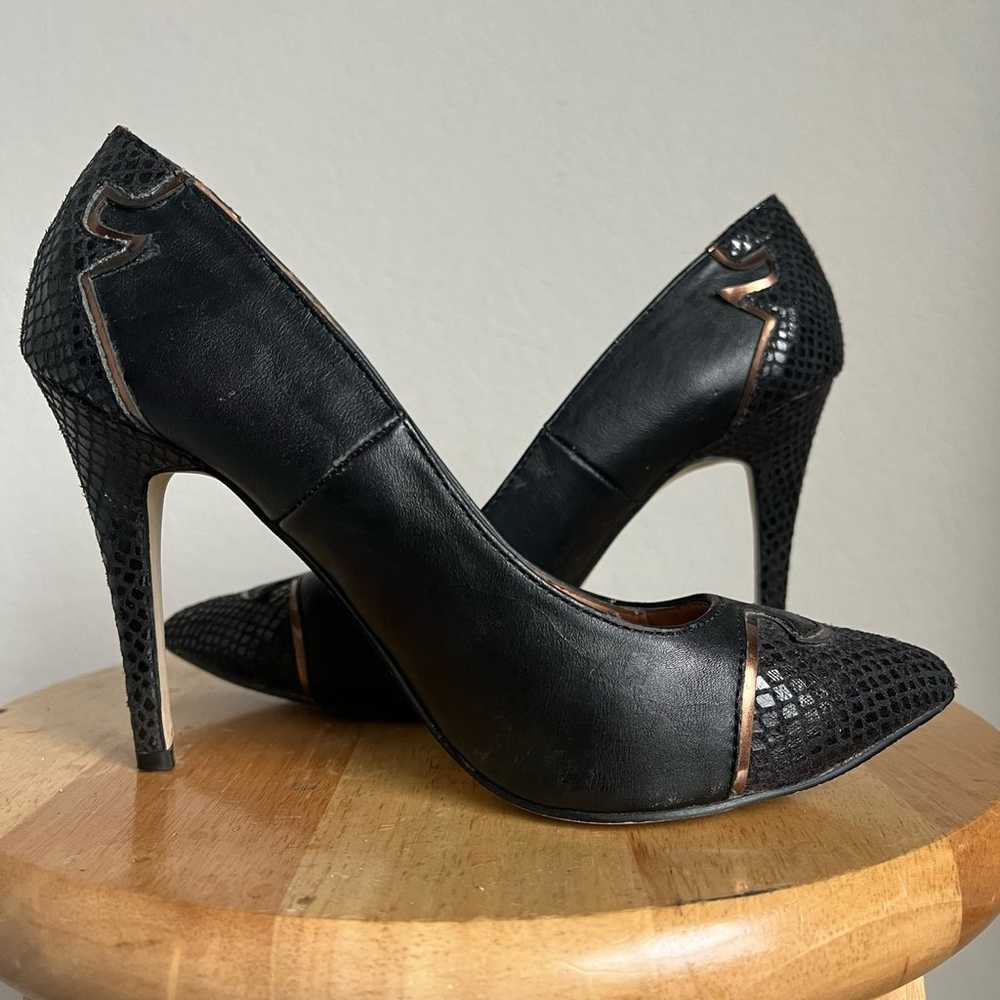 Vintage Cato Black and Gold Pumps Size 8M - image 4