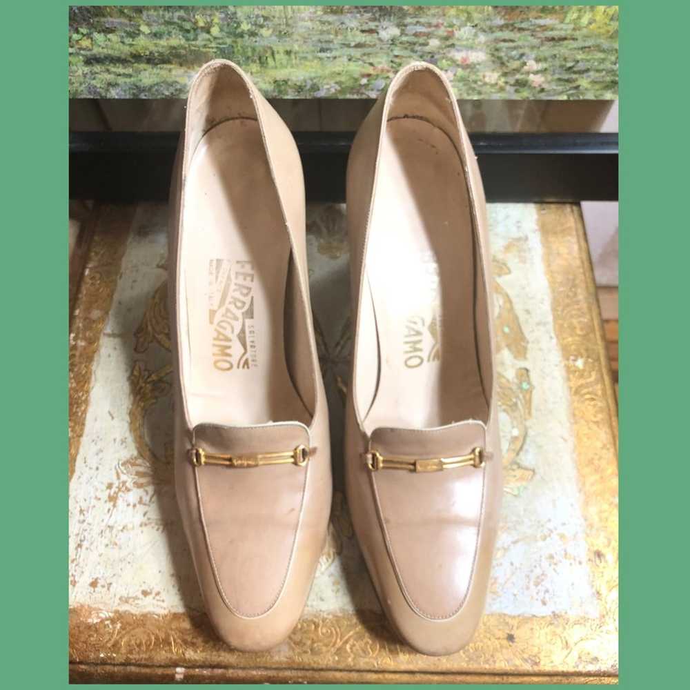 SZ 8.5-FERRAGAMO TAN LEATHER 3” PUMPS - image 2