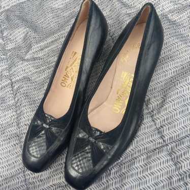 Vintage FERRAGAMO classic black low heel pumps