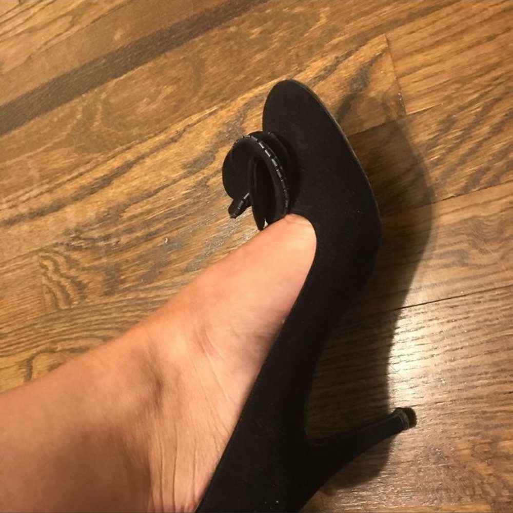 black pumps - image 2