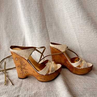 Report Signature Collection Wood Heels