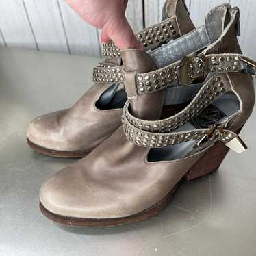 Vintage By Jeffrey Campbell Size 9.5 Beige Leathe… - image 1