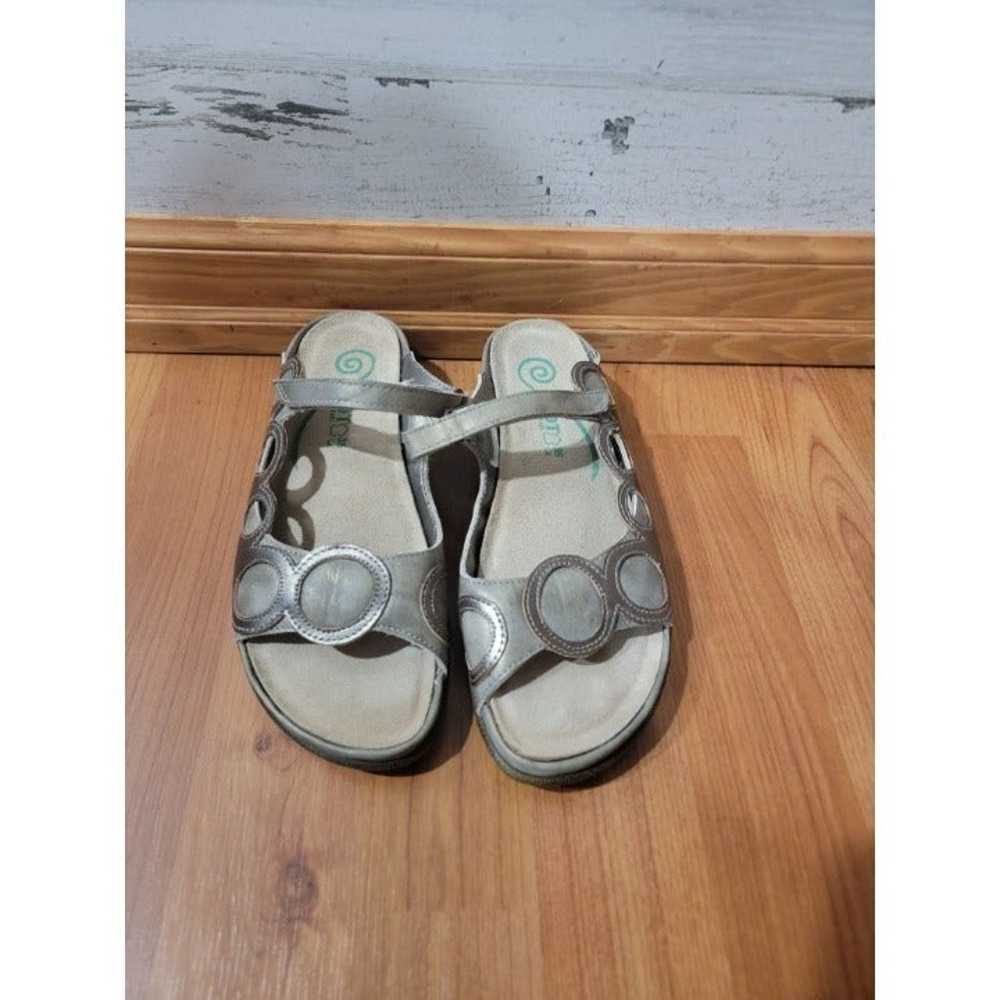 Vintage Naot Women's Totara slides sandals beige/… - image 1