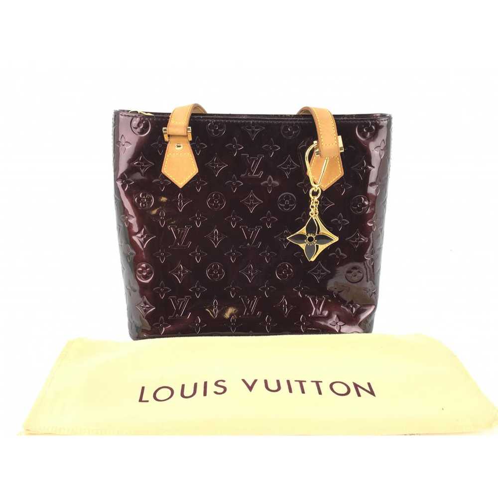 Louis Vuitton Pochette Voyage patent leather hand… - image 1