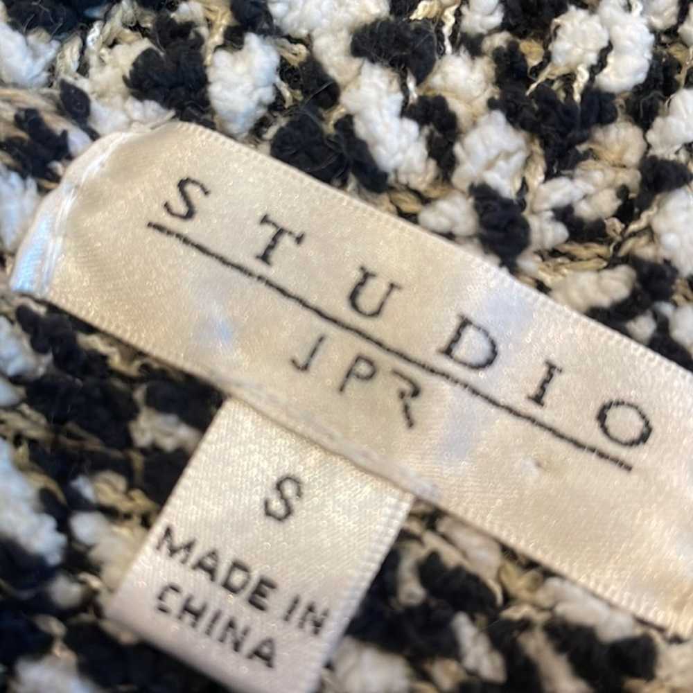 Vintage black & white sweater with a hint of tan - image 3