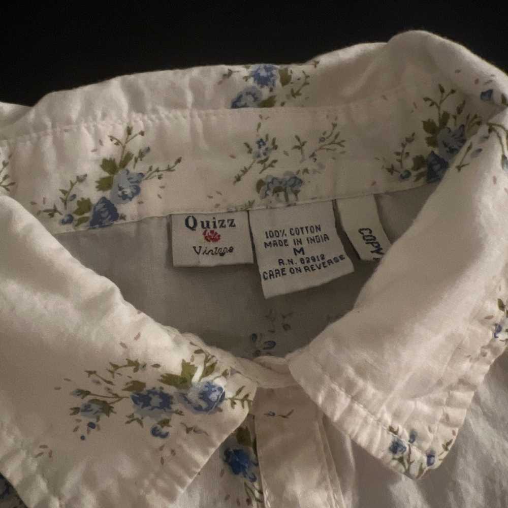 (M) Quizz Vintage Floral White Buttondown Blue Fl… - image 3