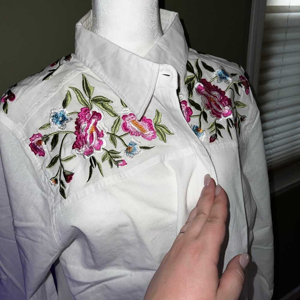 Collections ETC Women’s White Blouse With  Embroi… - image 4