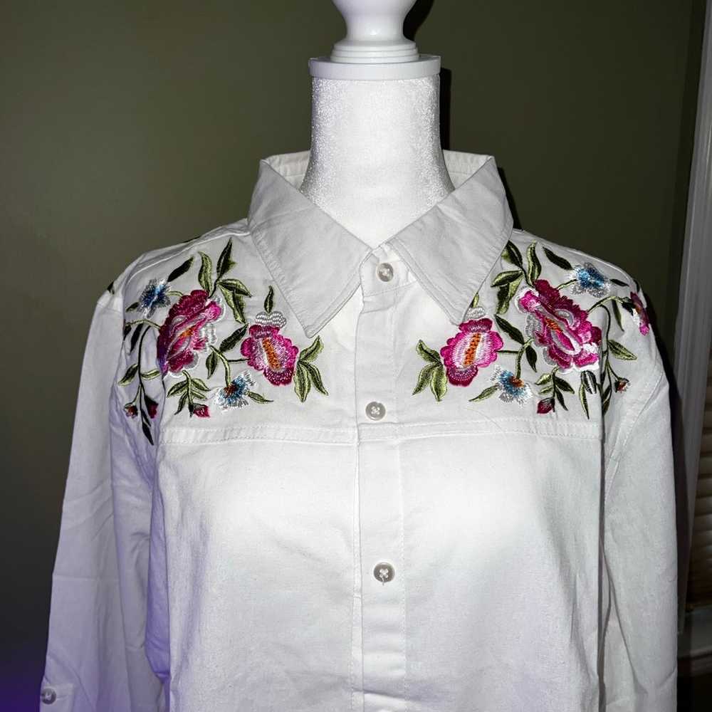 Collections ETC Women’s White Blouse With  Embroi… - image 8