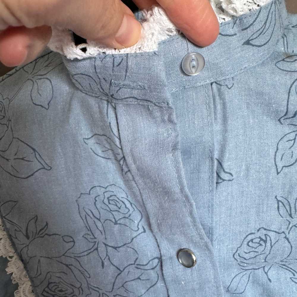 Vintage women’s button up shirt light blue roses … - image 5