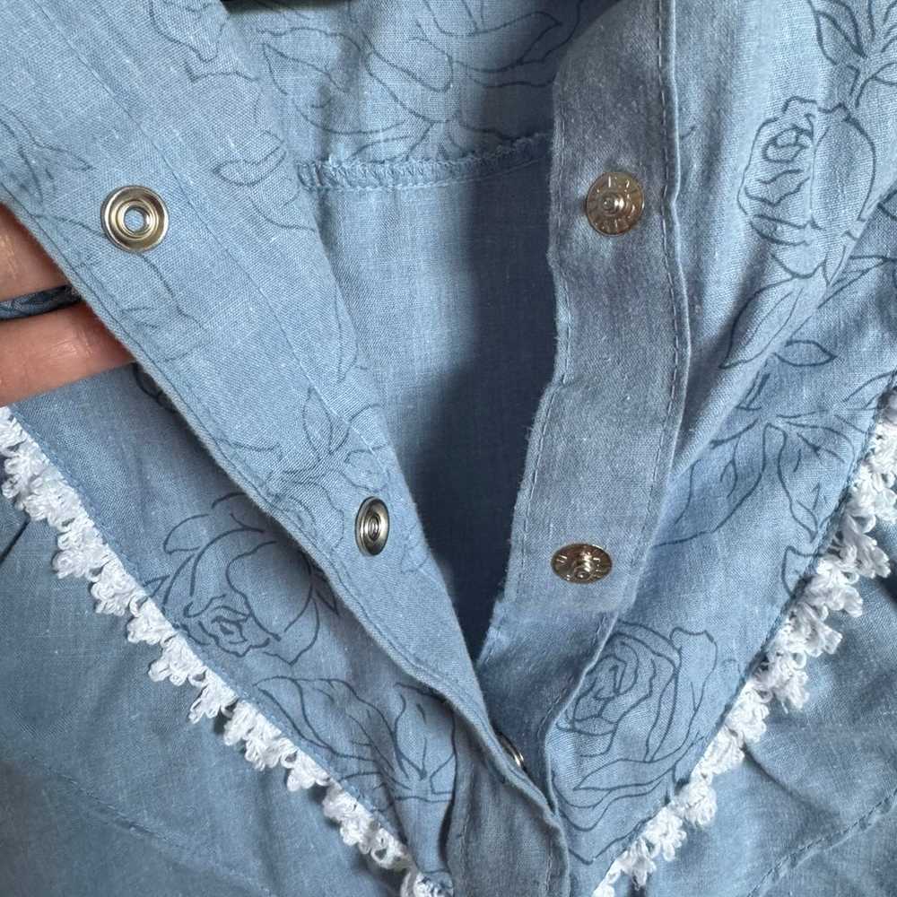 Vintage women’s button up shirt light blue roses … - image 6