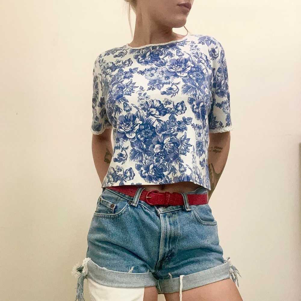 Vintage 1980s blue and white floral crop top - image 2