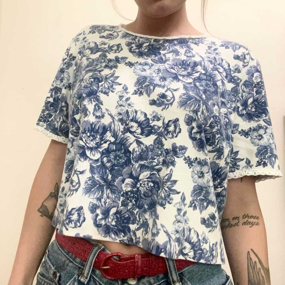 Vintage 1980s blue and white floral crop top - image 3