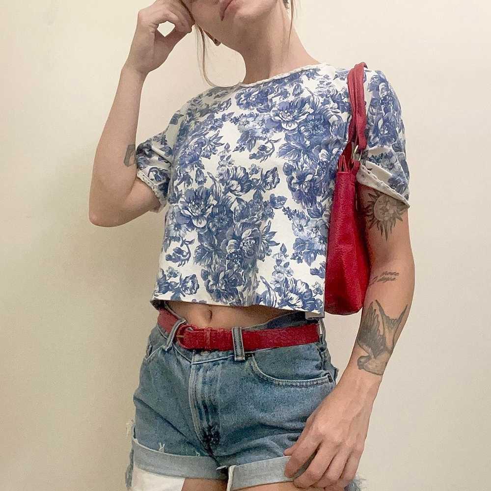 Vintage 1980s blue and white floral crop top - image 4