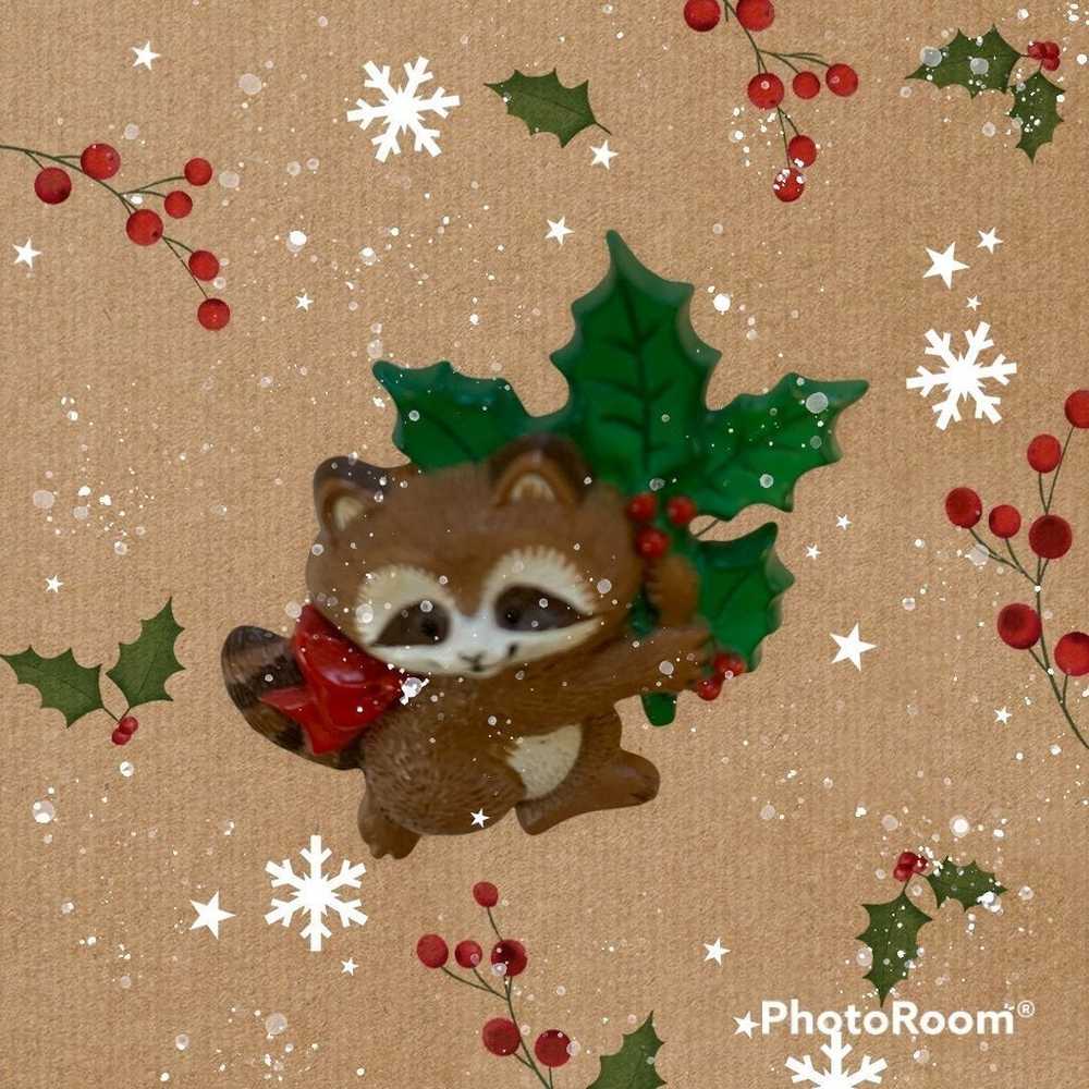 Vintage 1986 Hallmark Christmas Raccoon Pin - image 7