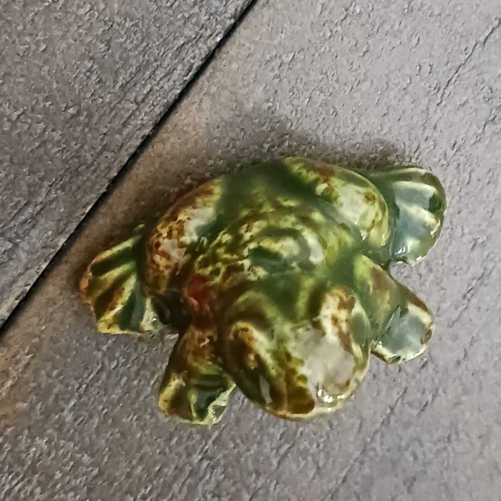 Ceramic Frog Antique Broche Pin Custom Vintage Je… - image 1