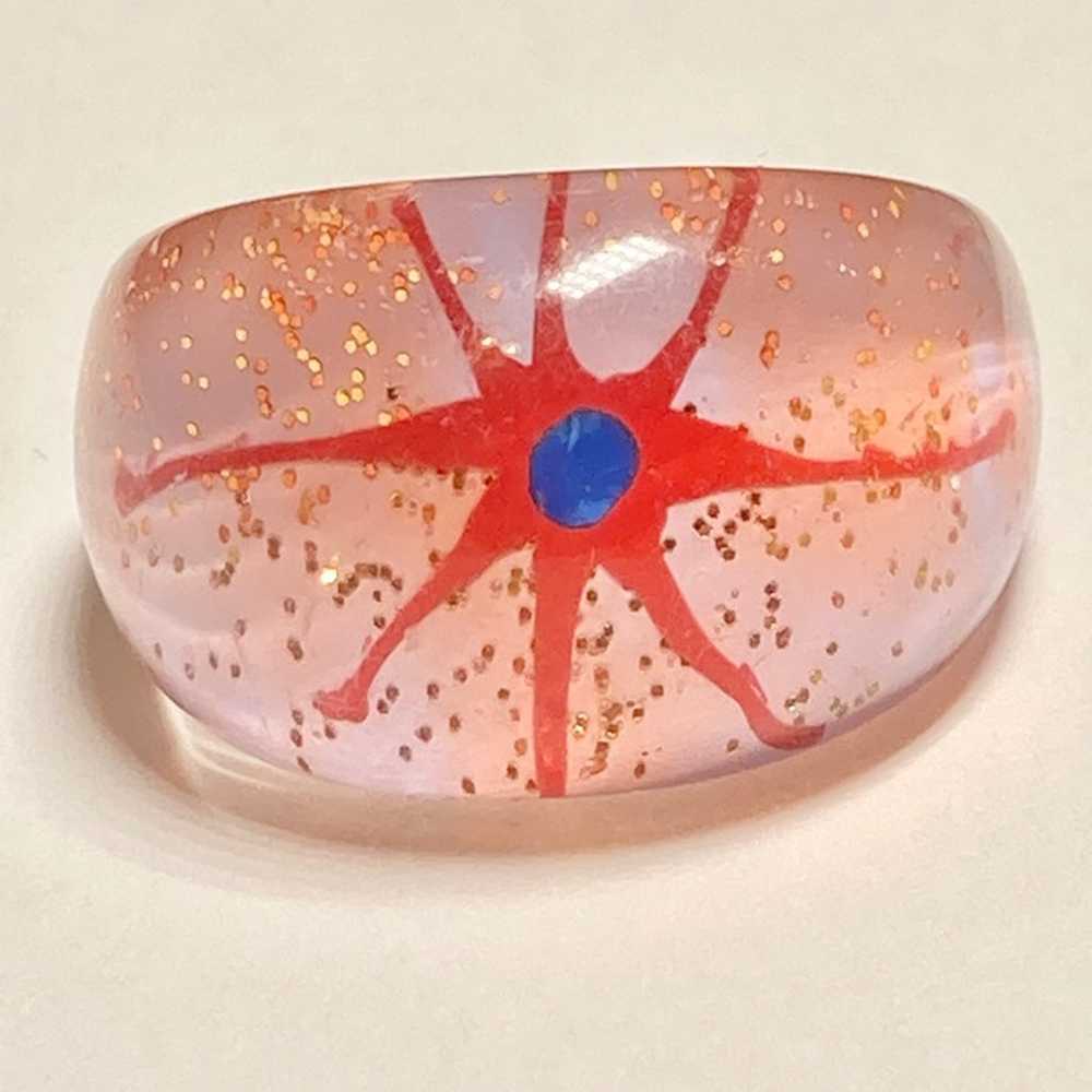 Vintage Lucite Acrylic Ring Size 9 Retro Abstract… - image 2