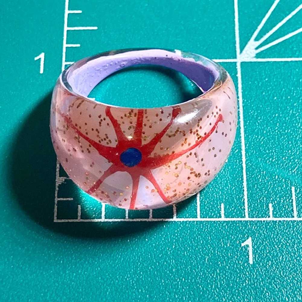 Vintage Lucite Acrylic Ring Size 9 Retro Abstract… - image 9