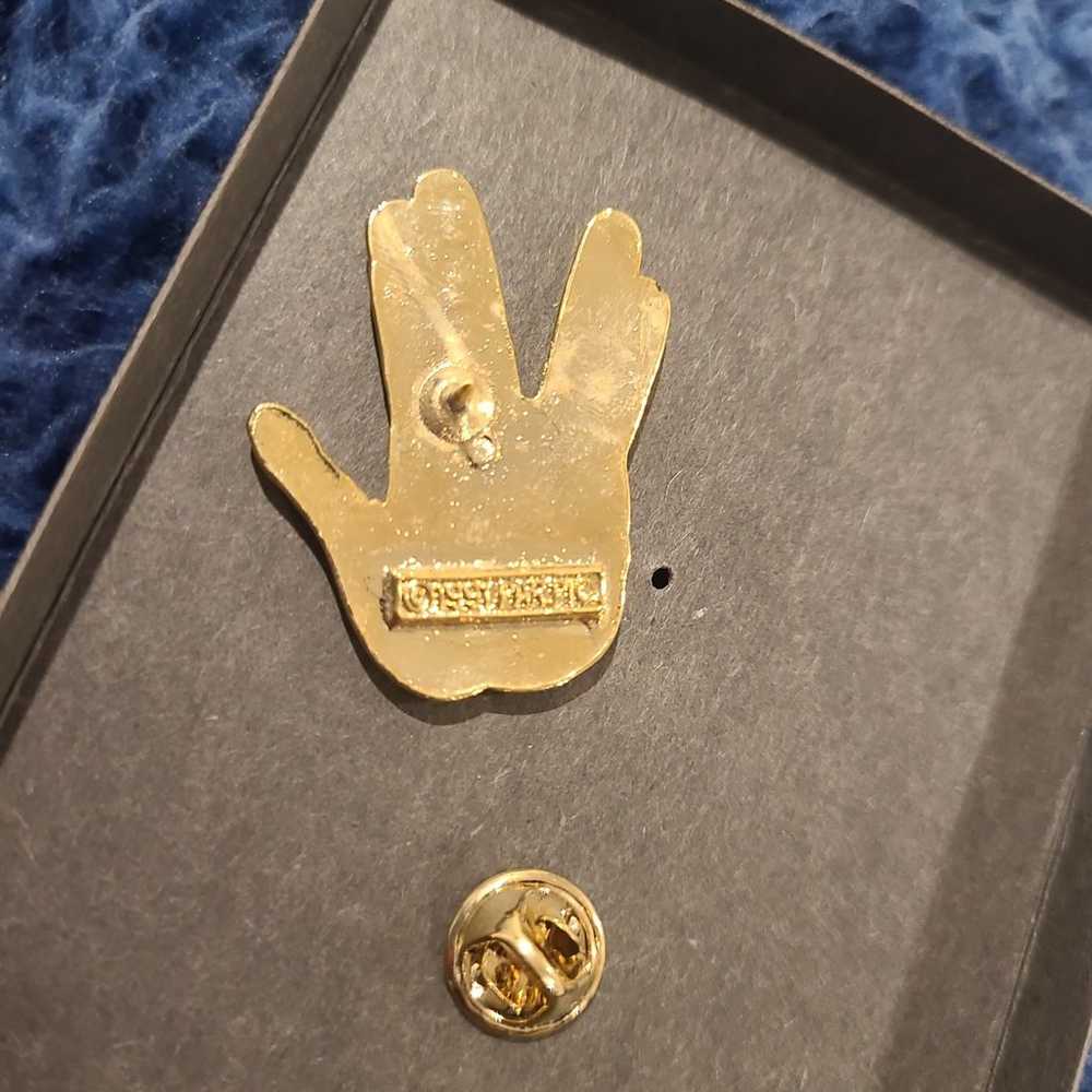 Vintage Signed Star Trek Vulcan Salute Pin 1991 - image 3