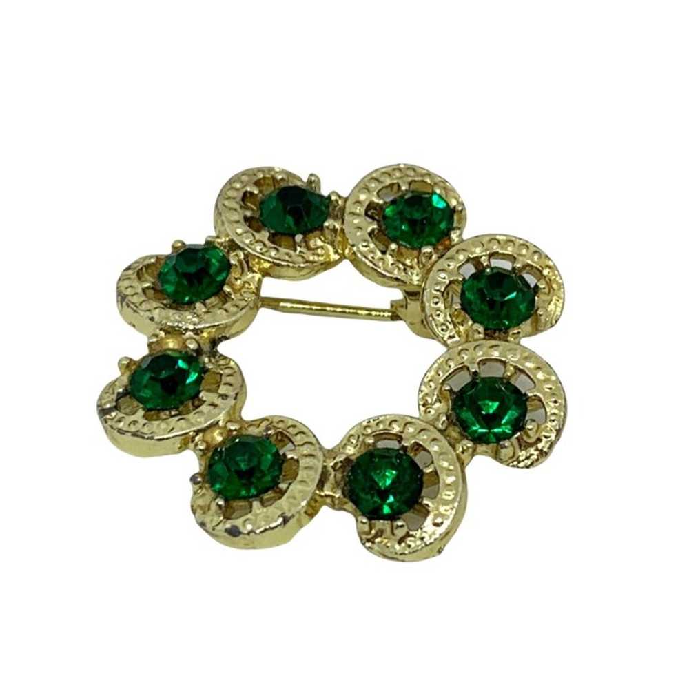 Vintage Round Wreath Brooch Gold Emerald Rhinesto… - image 3