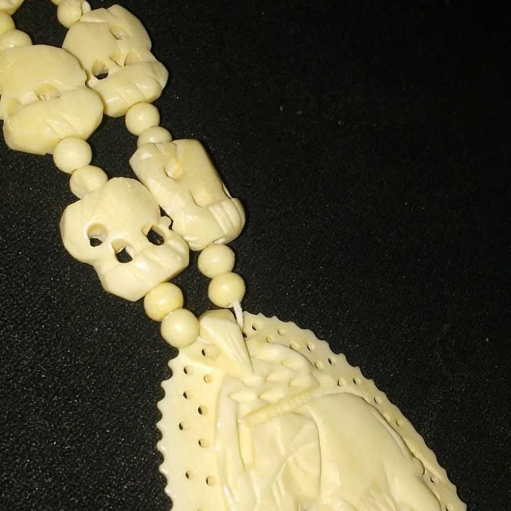 Necklace bone hand carved 1970s India - image 7