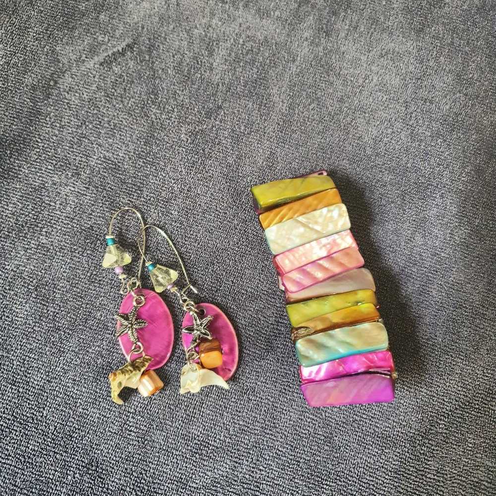 Vintage Multi Color Shell Bracelet Earring Set - image 3