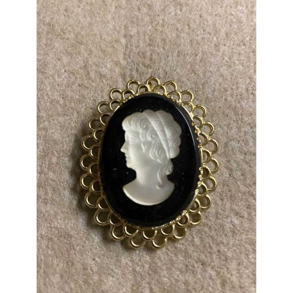 Vintage Cameo Duel Brooch or Necklace Pendant - image 1