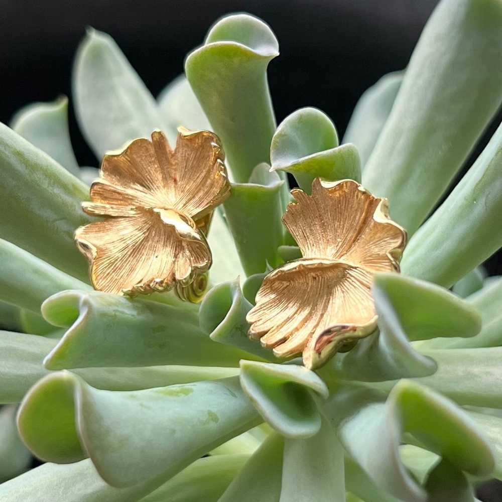 Vintage Monet Gold Tone Leaf Clip on Earrings - image 4