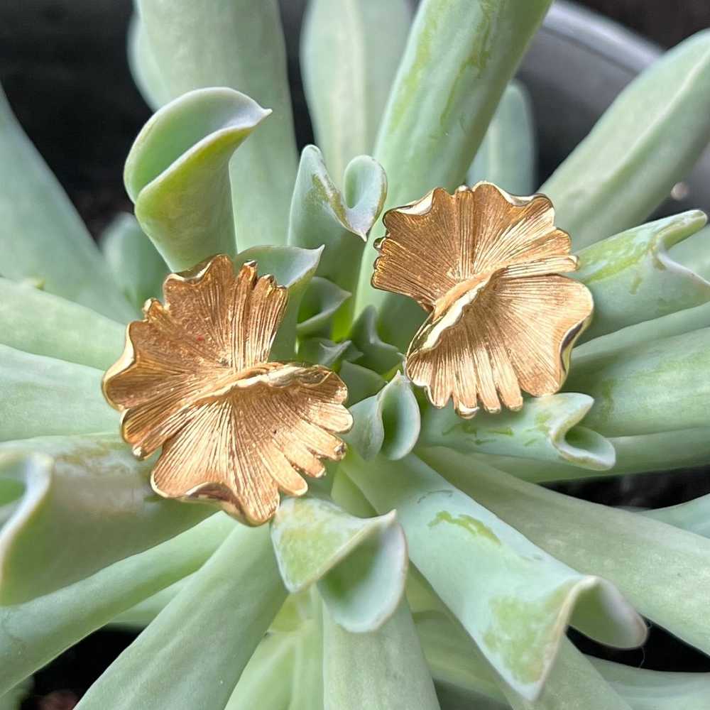 Vintage Monet Gold Tone Leaf Clip on Earrings - image 5